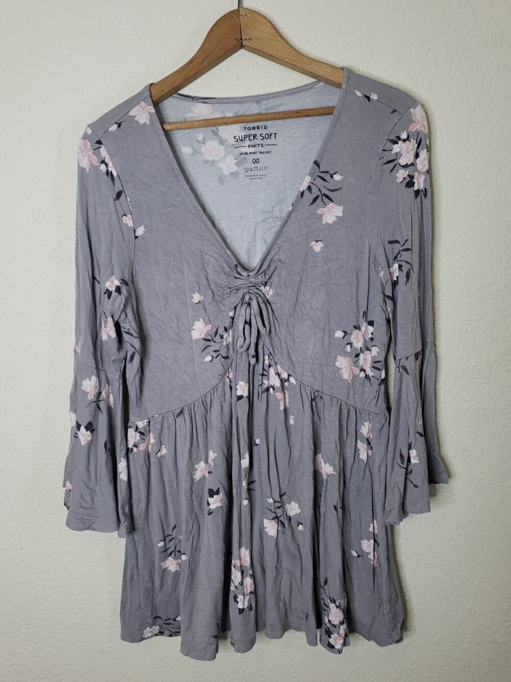 Torrid Womens Top Size 00 Large Gray Tunic Super Soft V Neck Knit Blouse Floral
